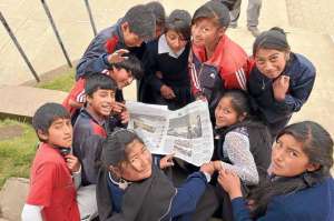 Los chicos, sorprendidos y risue&ntilde;os, se miran en la publicaci&oacute;n del semanario Dominical Centro de diario EL TEL&Eacute;GRAFO. Es la quinta publicaci&oacute;n en un mes. Foto: Roberto Ch&aacute;vez / El Tel&eacute;grafo