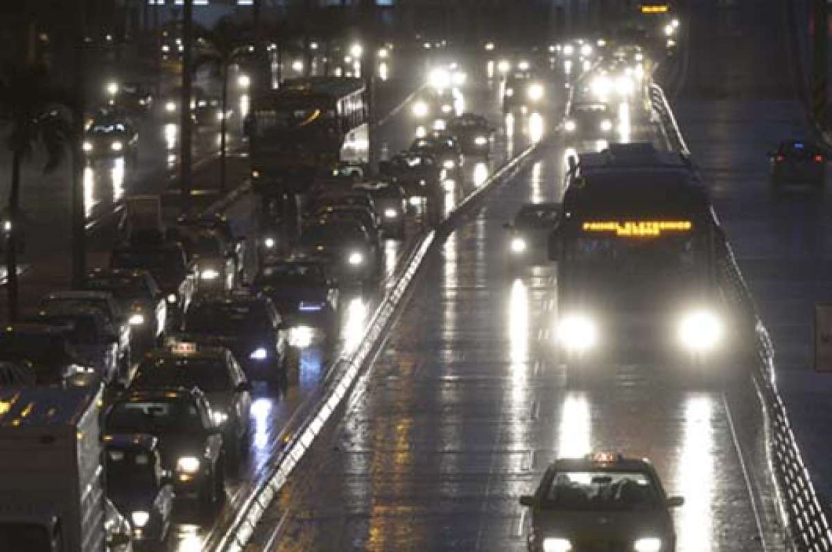 La Fundaci&oacute;n Metrov&iacute;a indica que los hacinamientos y retrasos de las  unidades de Metroquil son por la invasi&oacute;n de los carriles. Foto: Lylibeth Coloma