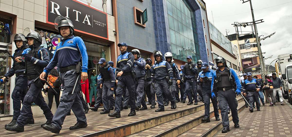 Los operativos para frenar el expendio callejero de mercanc&iacute;as se realizan cada semana. El total de polic&iacute;as municipales de Ambato es de 80.