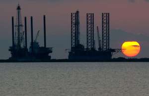 Sube el precio del petr&oacute;leo tras anuncio de Arabia Saudita