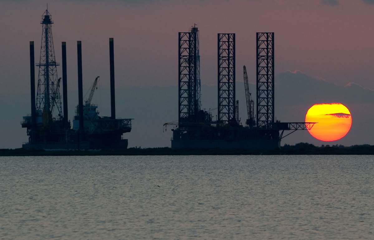 Sube el precio del petr&oacute;leo tras anuncio de Arabia Saudita