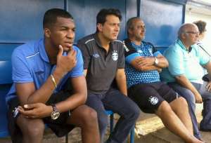 Erazo visit&oacute; a Emelec en Porto Alegre