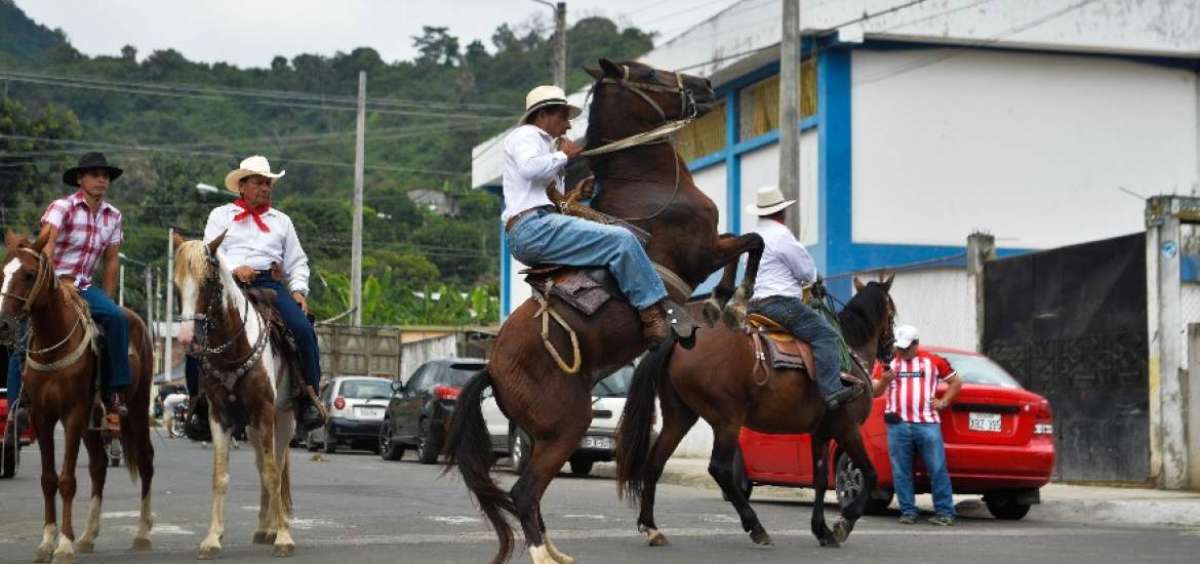 Un grupo de caballistas recorre Manab&iacute; en las fiestas de los cantones. Son jinetes de varias localidades como Santa Ana, Olmedo, Jun&iacute;n, Chone, entre otras.