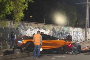 El conductor sufri&oacute; lesiones leves, mientras que el exclusivo deportivo registr&oacute; da&ntilde;os en la parte frontal y una de sus llantas. El automotor fue retirado del lugar en una plataforma.