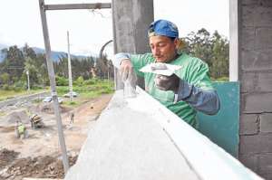 La obra, que se  encuentra al interior de un predio de la Universidad de Cuenca, estar&aacute; concluida a finales de julio. Hoy la visita el Alcalde. Foto: Jos&eacute; Luis LLivisaca│El Tel&eacute;grafo