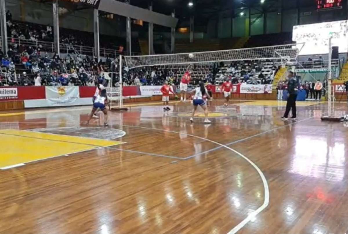 Ra&uacute;l Guerr&oacute;n, Sixto Vizuete y Byron Reinoso (der.) jugaron contra Vivi y sus amigas