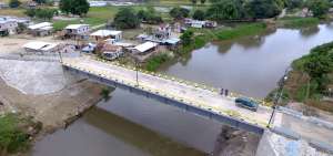 El puente est&aacute; destinado a evitar que los agricultores pierdan sus producciones en la temporada de lluvias y facilitar el paso a los estudiantes.