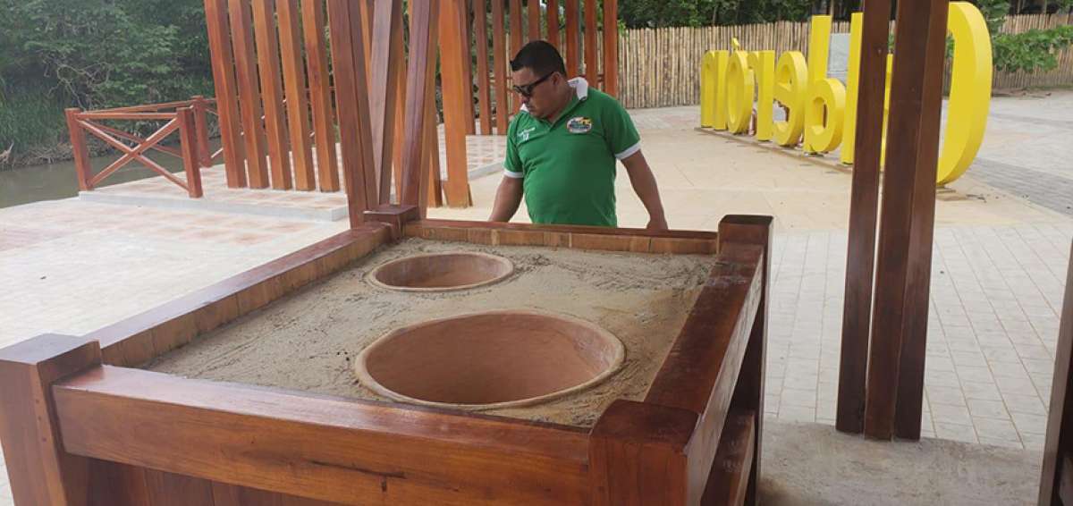 En un parador tur&iacute;stico se muestra el infaltable horno manabita que es elaborado a base de barro y con estructura de madera, tambi&eacute;n de guadua.