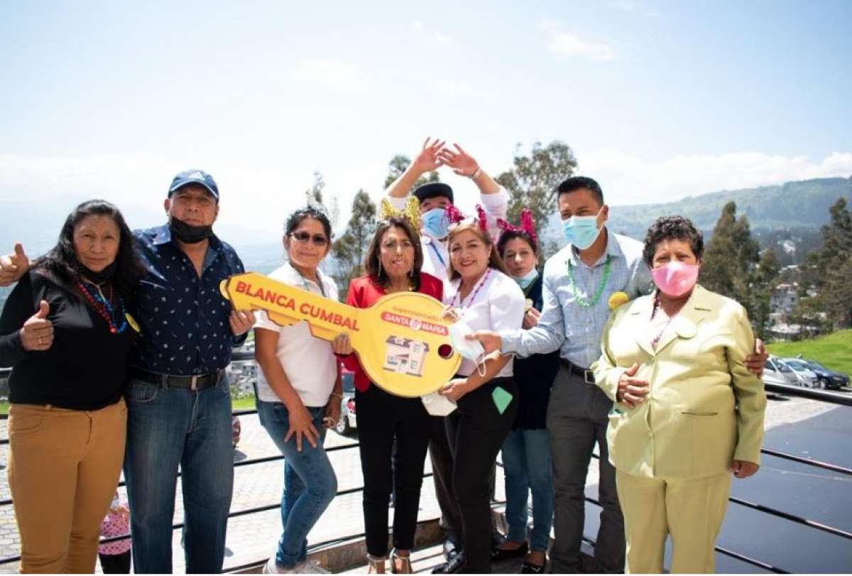 Ganadora de aniversario 42 de supermercados Santa Mar&iacute;a recibi&oacute; su casa nueva