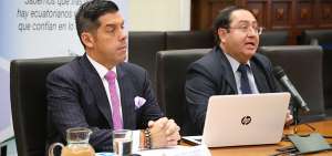 Ra&uacute;l Ledesma (izq.), ministro de Trabajo, y Carlos de la Torre (der.), ministro de Finanzas.