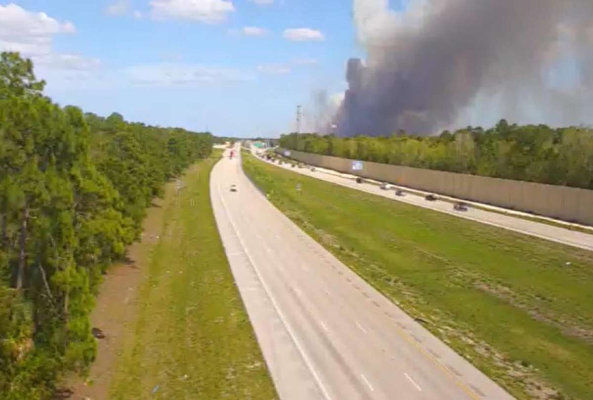 Captura de video tomada de la cuenta oficial en X @NWSMiami de la divisi&oacute;n Miami-Sur de Florida del Servicio Meteorol&oacute;gico Nacional (NWS Miami) que muestra un incendio forestal en Naples, Florida (EE.UU.).