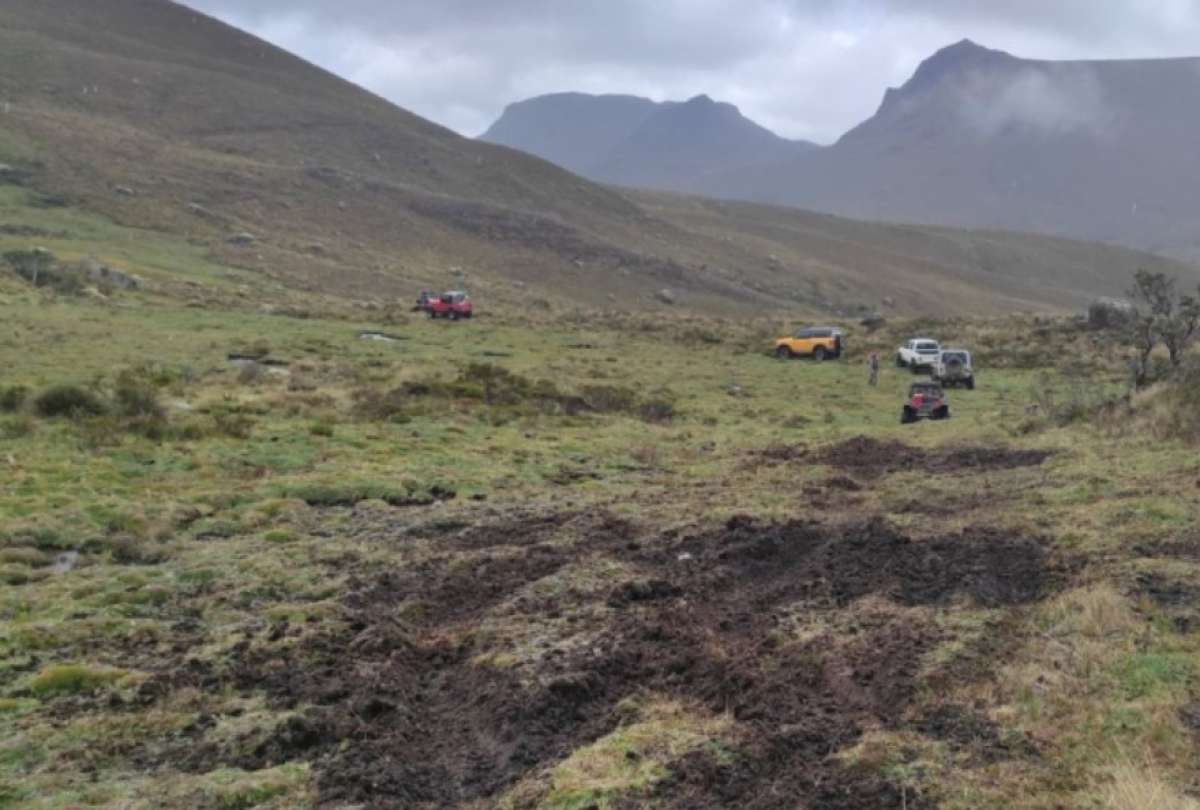 Veh&iacute;culos 4x4 ingresaron de forma ilegal al Parque Nacional Cajas de Cuenca y causaron un da&ntilde;o ambiental. 