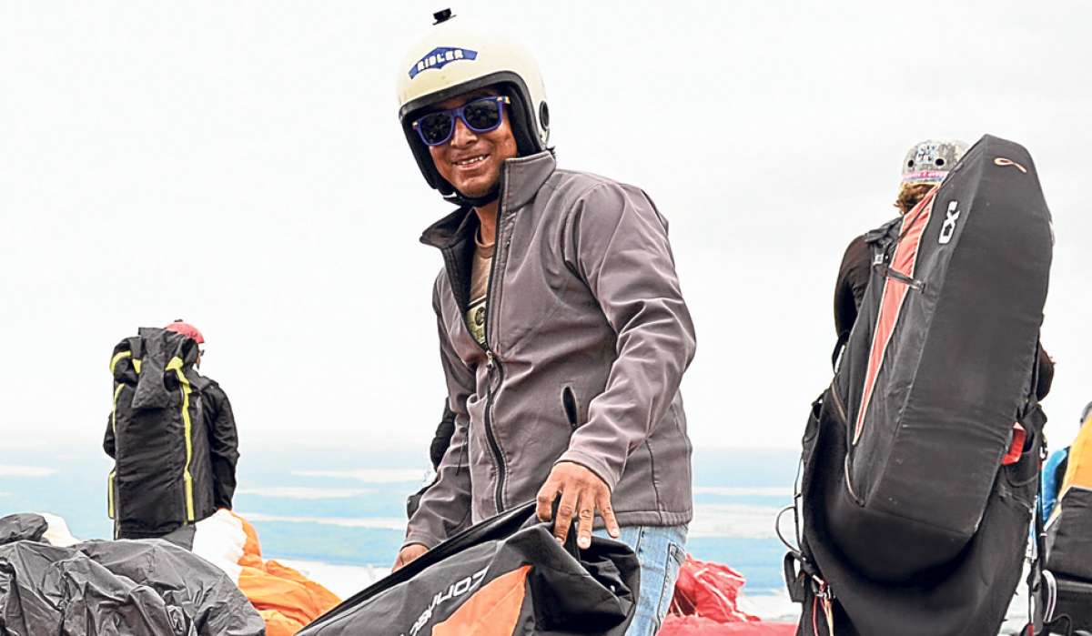Jorge Mora empez&oacute; en el parapentismo con equipos prestados; hoy en d&iacute;a cuenta con m&aacute;s de 3 maletas para vuelos de biplazas (2 personas). Foto:  William Orellana / El Tel&eacute;grafo.