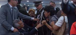 Varios perjudicados trataron de agredir a los abogados de Proinco, durante la diligencia.