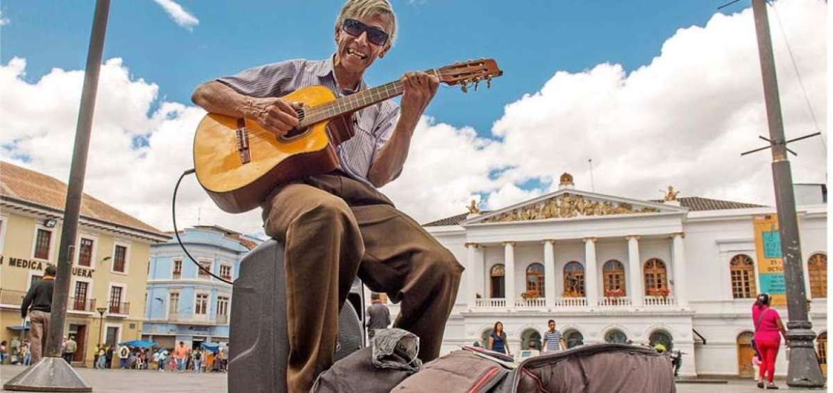 El requintista  de la Gatazo se toma a diario la  Plaza del Teatro