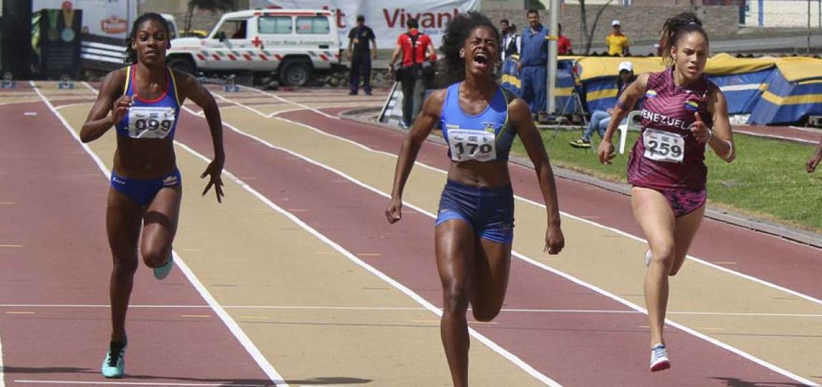 La ecuatoriana Gabriela Su&aacute;rez (centro) gan&oacute; medalla de oro en los 100 metros planos en la pista &ldquo;Jefferson P&eacute;rez&rdquo;.