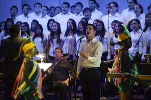 Jorge Andrade, solista invitado, interpretaba la Misa Popular Ecuatoriana en la sala principal del Teatro Centro C&iacute;vico, que luci&oacute; a media capacidad.