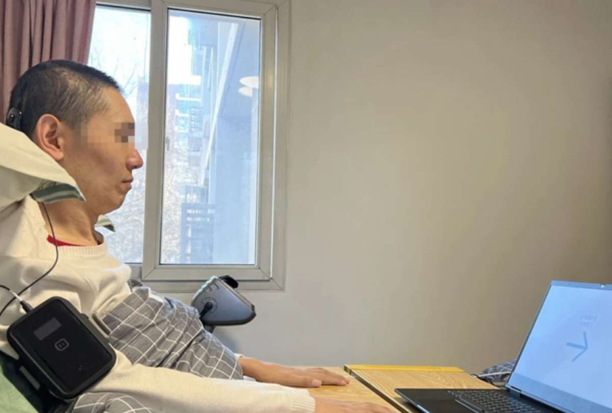 Un hombre parapléjico recibió el implante de un dispositivo para la movilidad de cosas con el pensamiento. 