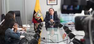 Ayer el ministro de Finanzas, Carlos de la Torre (c), realiz&oacute; un conversatorio con medios de comunicaci&oacute;n.