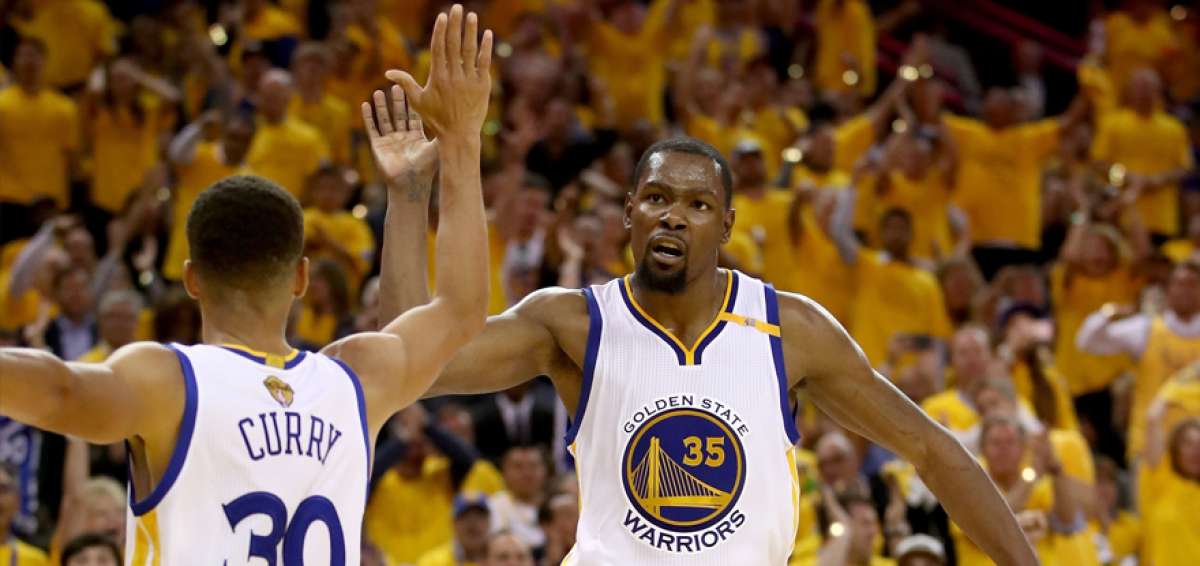 KevinDurant (der.) y Stephen Curry celebran durante el partido del domingo pasado, donde los Warriors sumaron su segunda victoria consecutiva.