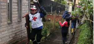 Personal de la Cruz Roja ayuda en las tareas de evacuaci&oacute;n en R&iacute;o Blanco, en Tungurahua.
