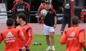 Marcelo Gallardo, director t&eacute;cnico de River Plate de Argentina, realiz&oacute; el martes pasado una pr&aacute;ctica a puertas cerradas, pero dividi&oacute; la plantilla en dos.