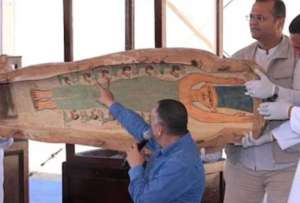 En Egipto, una figura pintada en un ataúd de hace 3.500 años ha causado furor por su asombroso parecido con Marge Simpson. 