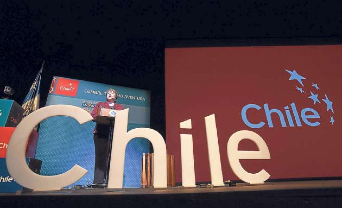 La presidenta de Chile, Michelle Bachelet, durante una feria de turismo internacional donde promocion&oacute; a su pa&iacute;s como destino de aventura. Foto: Cortes&iacute;a Presidencia de Chile
