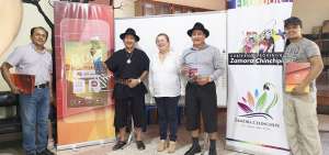 M&oacute;nica Rodr&iacute;guez (centro) present&oacute; la iniciativa. El prefecto de la provincia, Salvador Quishpe, vestido de negro, mostr&oacute; los mapas.