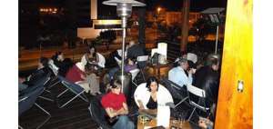 Los bares de la capital azuaya, incluyendo los que se ubican en la Calle Larga, podr&aacute;n abrir sus puertas hasta las 03:00 de la ma&ntilde;ana de jueves a s&aacute;bado a partir de hoy.