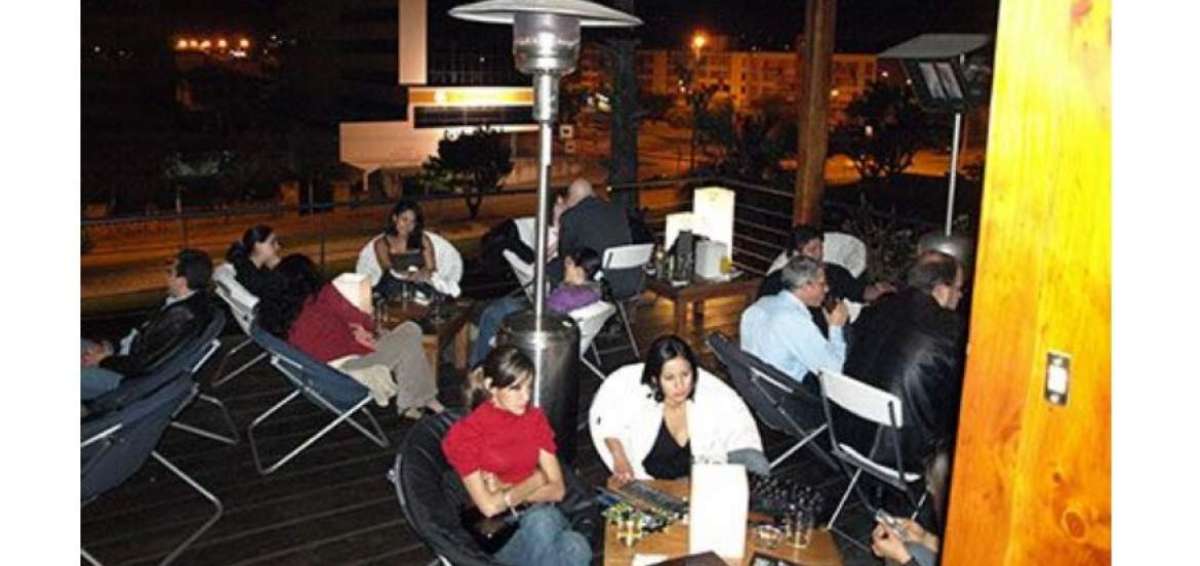 Los bares de la capital azuaya, incluyendo los que se ubican en la Calle Larga, podr&aacute;n abrir sus puertas hasta las 03:00 de la ma&ntilde;ana de jueves a s&aacute;bado a partir de hoy.