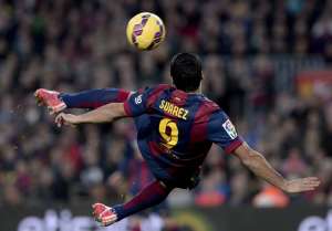 "Los que se quejan, que miren por su pa&iacute;s, que no tiene ning&uacute;n t&iacute;tulo", lanza Luis Su&aacute;rez en Twitter