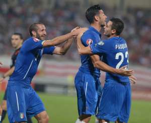 Graziano Pelle festeja su tanto junto a Giorgio Chiellini (i.) y Manuel Pasqual. Foto: AFP