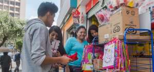 &Aacute;lez Lara y Josselyn Chango revisan los regalos que se pueden entregar por San Valent&iacute;n.