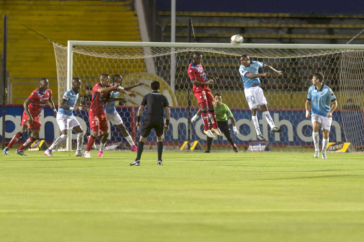 El zaguero Juan L. Anangon&oacute; (d), de Cat&oacute;lica, rechaza la pelota ante la presencia del ariete Christian M&aacute;rquez. Foto: Miguel Jim&eacute;nez / El Tel&eacute;grafo