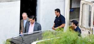 Eugenio Figueredo (izq.) en el momento en que ingresaba a la C&aacute;rcel Central de Montevideo.