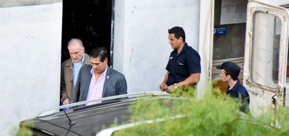 Eugenio Figueredo (izq.) en el momento en que ingresaba a la C&aacute;rcel Central de Montevideo.