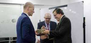Santiago Fisas (izq.), Helmut Scholz (centro) se reunieron con el ministro de Industrias, Eduardo Egas.