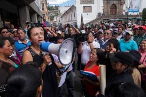 Alrededor de unas 100 personas realizaron un plant&oacute;n frente a la Municipalidad. Foto: Daniel Molineros /El Tel&eacute;grafo 