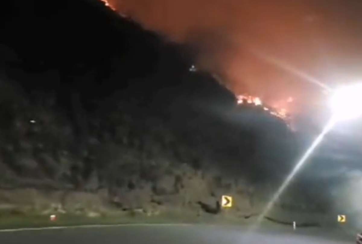 Las llamas del incendio forestal se observan desde la carretera Baños-Pelileo.