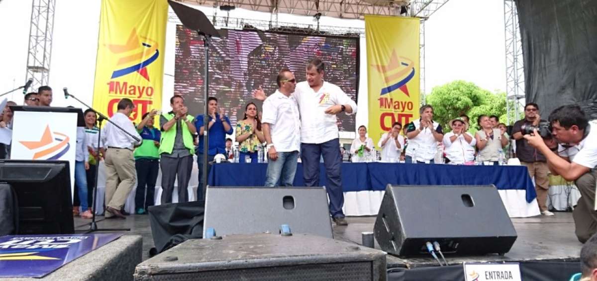 La CUT reconoci&oacute; labor de Rafael Correa con la entrega de un "chaleco del trabajo"