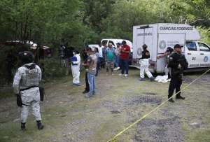 Integrantes de la Guardia Nacional y de la Policía Municipal custodian la zona donde se localizó el cuerpo sin vida del sacerdote mexicano Bertoldo Pantaleón Estrada.