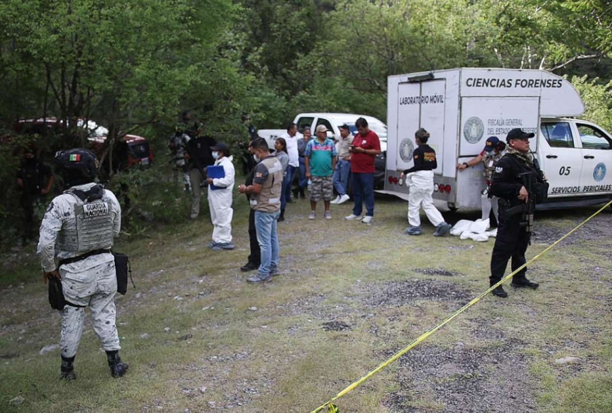 Integrantes de la Guardia Nacional y de la Policía Municipal custodian la zona donde se localizó el cuerpo sin vida del sacerdote mexicano Bertoldo Pantaleón Estrada.