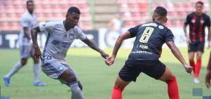 Gabriel Cortez (i.) de Emelec controla el bal&oacute;n ante la marca del volante de D. Lara, Jes&uacute;s Bueno.