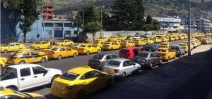 Los taxistas est&aacute;n reunidos para analizar posibles medidas de presi&oacute;n por la suspensi&oacute;n en el proceso de regularizaci&oacute;n en Quito. 