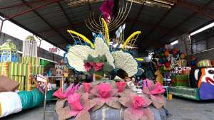 Diferentes tipos de flores y productos de la provincia son usados para adornar los carros aleg&oacute;ricos que desfilar&aacute;n en el carnaval. FOTO: ROBERTO CHAVEZ 