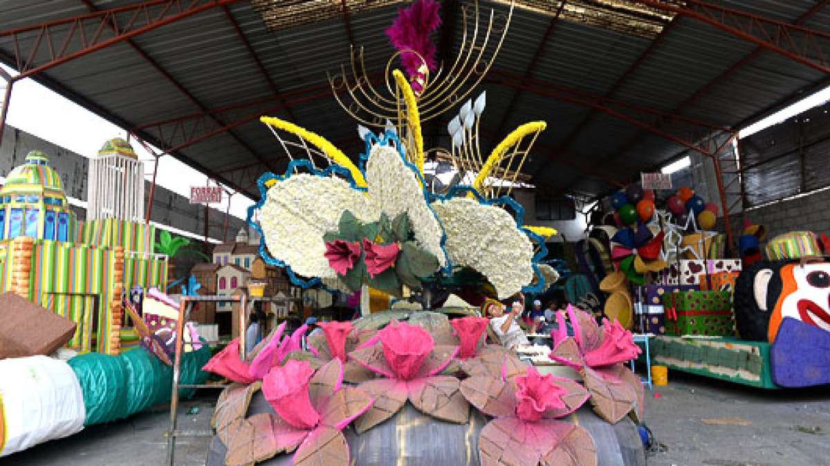 Diferentes tipos de flores y productos de la provincia son usados para adornar los carros aleg&oacute;ricos que desfilar&aacute;n en el carnaval. FOTO: ROBERTO CHAVEZ 