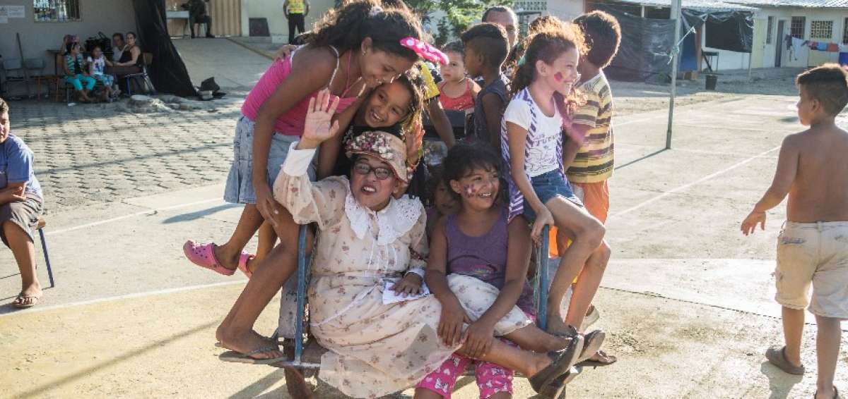Artistas llenan de sonrisas los albergues manabitas