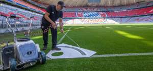 Un operario pinta las l&iacute;neas del tiro de esquina en el estadio Allianz Arena, propiedad del Bayern M&uacute;nich, antes del regreso del certamen.