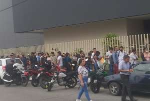  En un supermercado de la ciudad hubo largas filas de personas.